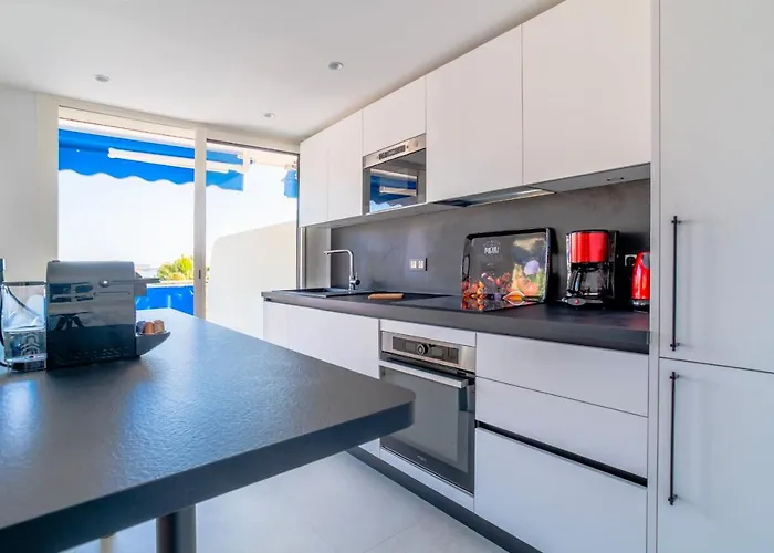 1-br Sea View Terrace & Parking * كان