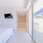 Апартаменты 1-br Sea View Terrace & Parking